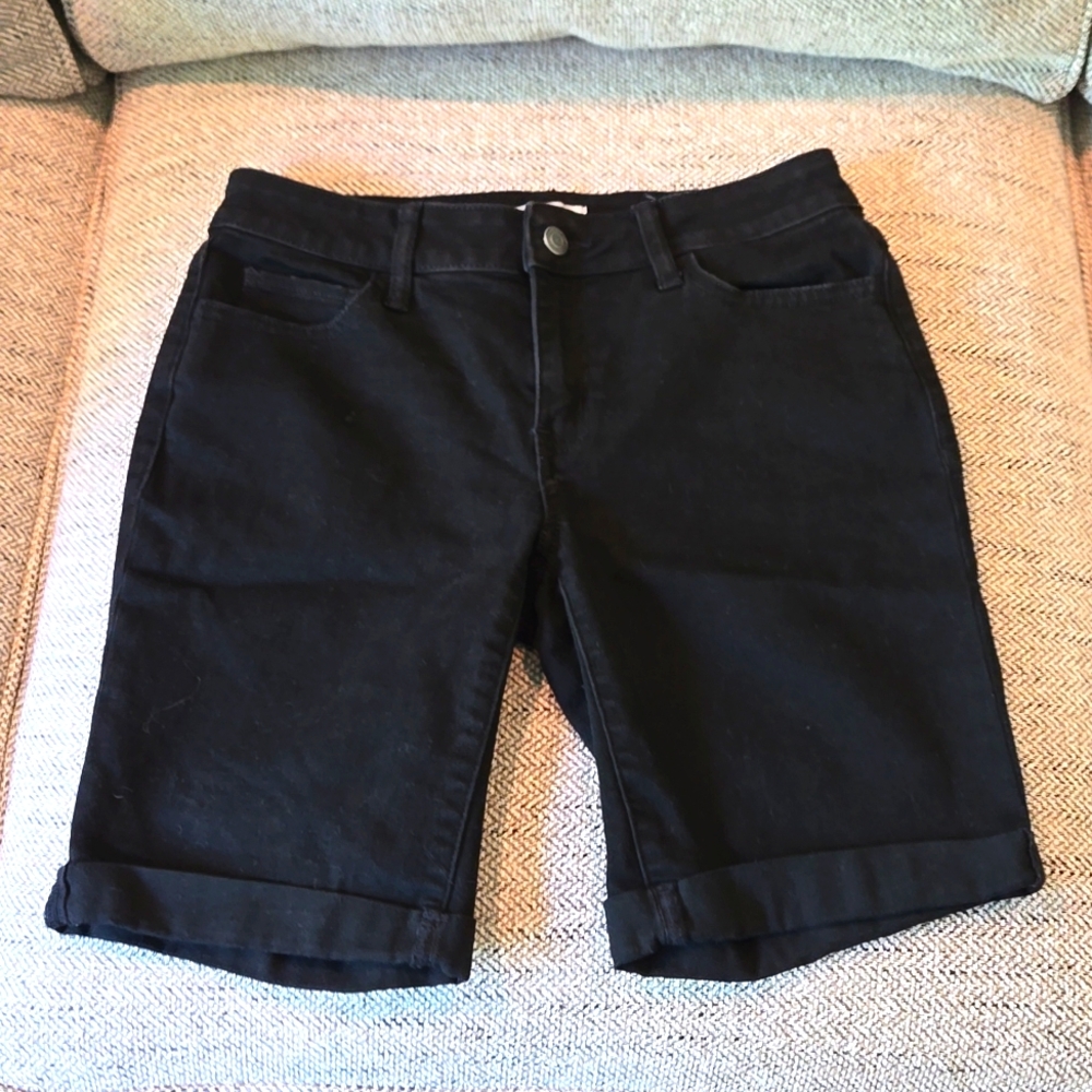 Women's size 7 black stretchy Jean Bermuda shorts